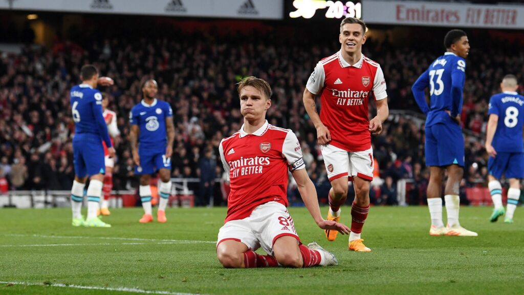 arsenal-nen-lam-gi-de-giai-quyet-phuong-an-toi-ky-o-hang